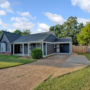  Holiday home Glamorous 3br 2ba House W/ Large Fenced Backyard